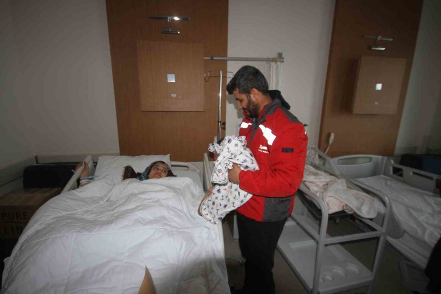 Hatay’da Evlerin Yıkılan Aile Konya’da Dünyaya Gelen Bebeklerinin Buruk Sevincini Yaşadı