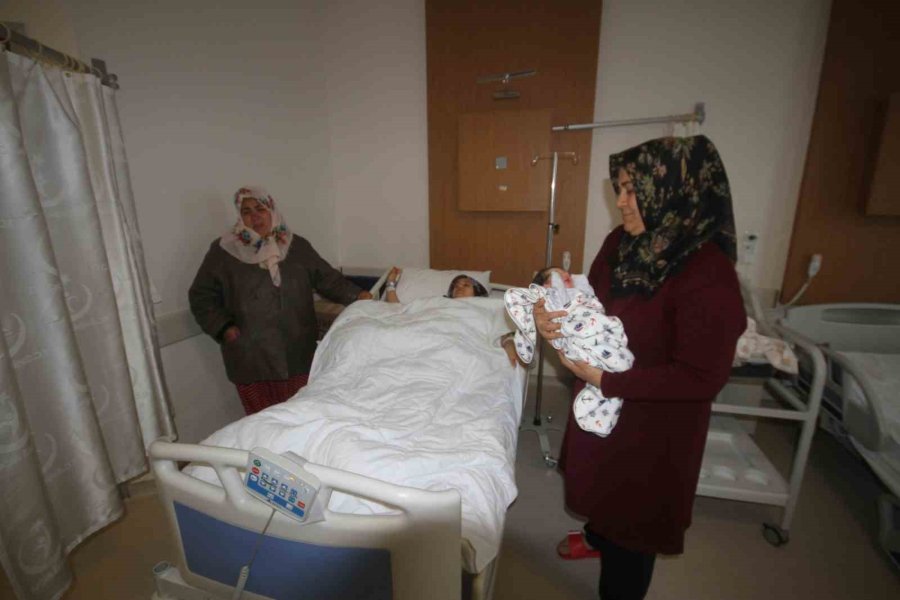 Hatay’da Evlerin Yıkılan Aile Konya’da Dünyaya Gelen Bebeklerinin Buruk Sevincini Yaşadı