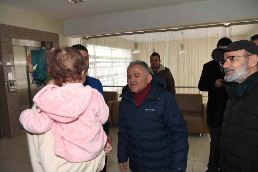 Başkan Büyükkılıç, Depremzedeleri Kaldıkları Yurtta Ziyaret Etti