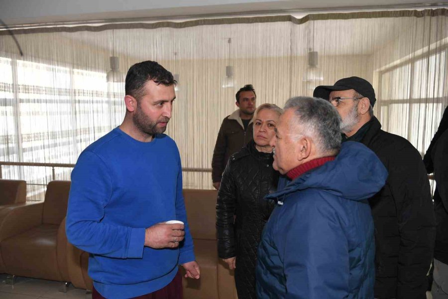 Başkan Büyükkılıç, Depremzedeleri Kaldıkları Yurtta Ziyaret Etti