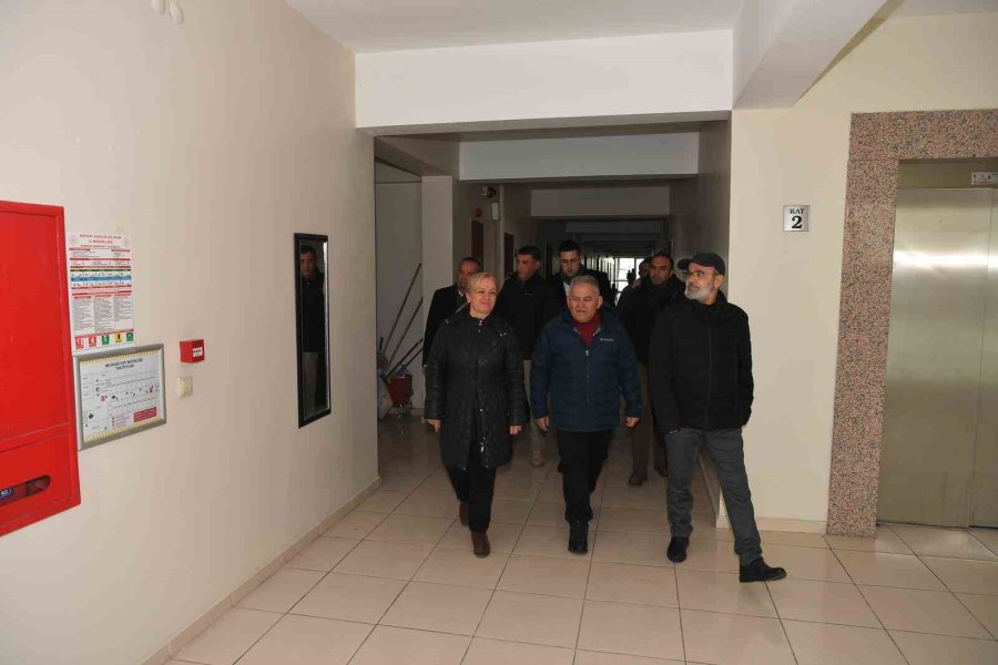 Başkan Büyükkılıç, Depremzedeleri Kaldıkları Yurtta Ziyaret Etti