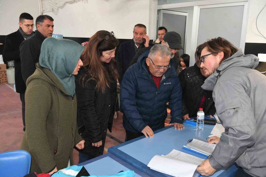 Başkan Büyükkılıç, Depremzedeleri Kaldıkları Yurtta Ziyaret Etti