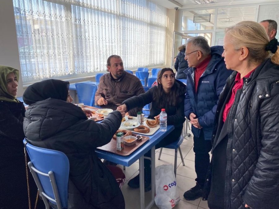 Başkan Büyükkılıç, Depremzedeleri Kaldıkları Yurtta Ziyaret Etti