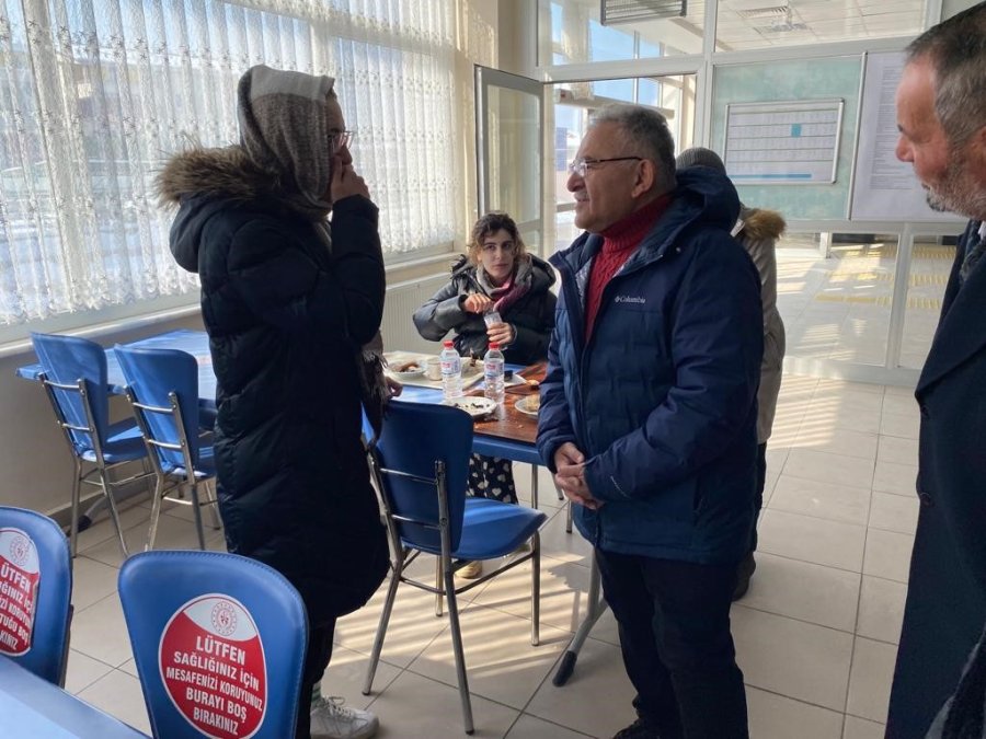 Başkan Büyükkılıç, Depremzedeleri Kaldıkları Yurtta Ziyaret Etti