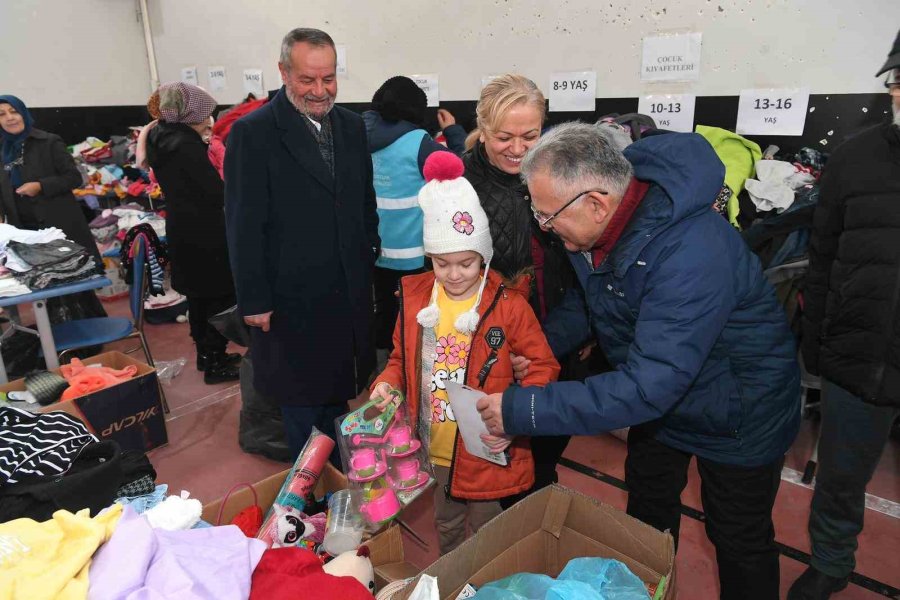 Başkan Büyükkılıç, Depremzedeleri Kaldıkları Yurtta Ziyaret Etti