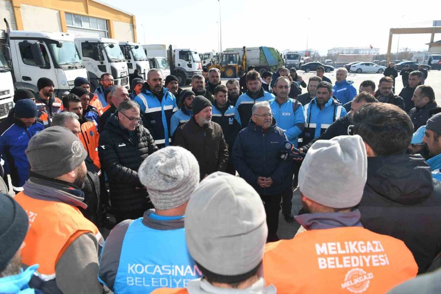 Büyükkılıç, Deprem Bölgesine 20 Temizlik Aracı Ve Personel Gönderdi