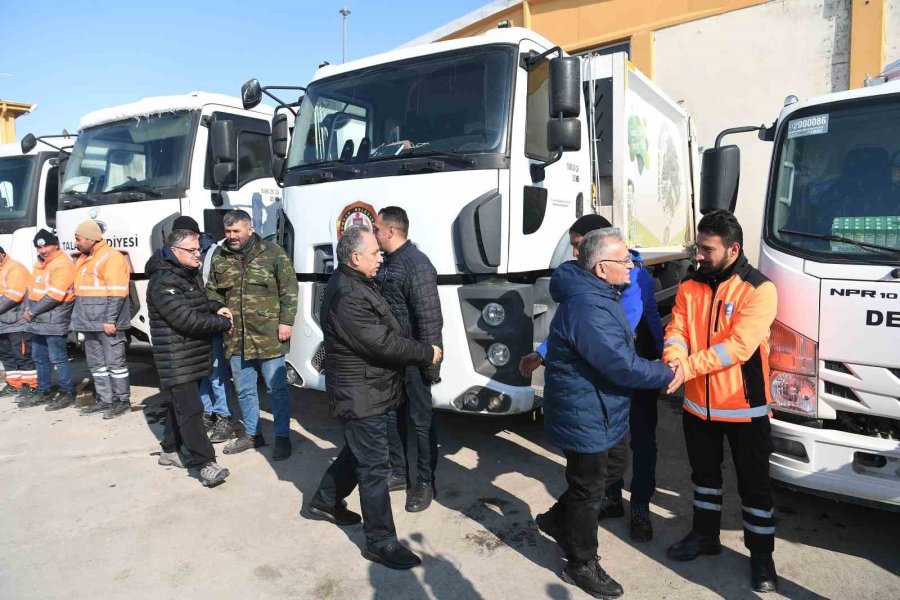 Büyükkılıç, Deprem Bölgesine 20 Temizlik Aracı Ve Personel Gönderdi