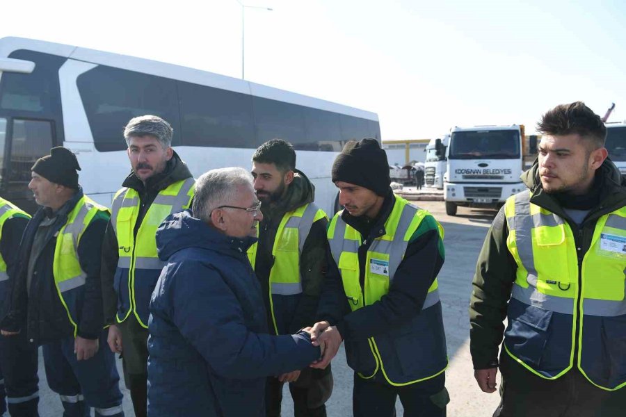 Büyükkılıç, Deprem Bölgesine 20 Temizlik Aracı Ve Personel Gönderdi