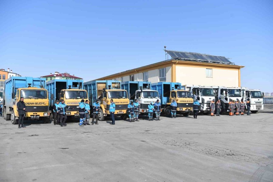 Büyükkılıç, Deprem Bölgesine 20 Temizlik Aracı Ve Personel Gönderdi