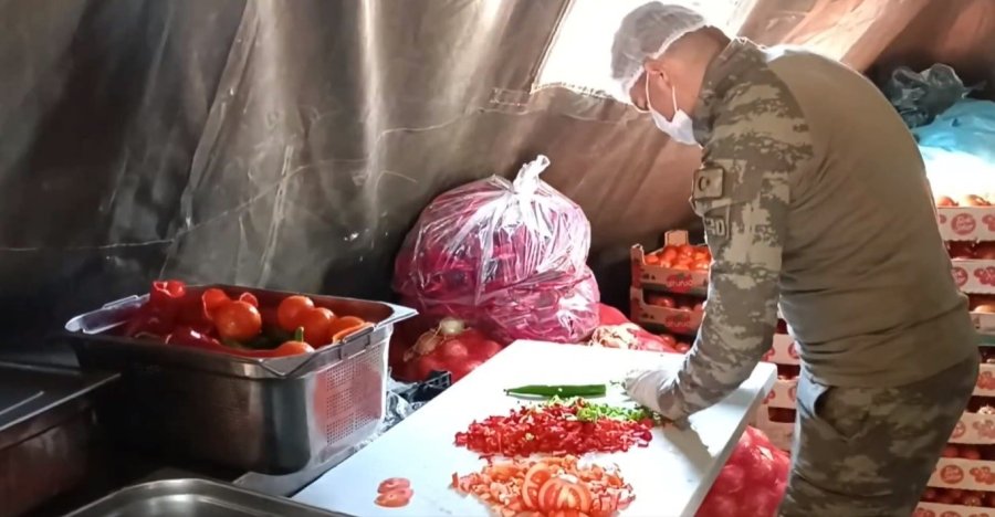 Mehmetçik Şanlıurfa’da Depremzedelere Sıcak Yemek Dağıtıyor