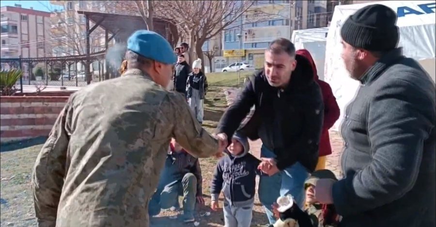 Mehmetçik Şanlıurfa’da Depremzedelere Sıcak Yemek Dağıtıyor