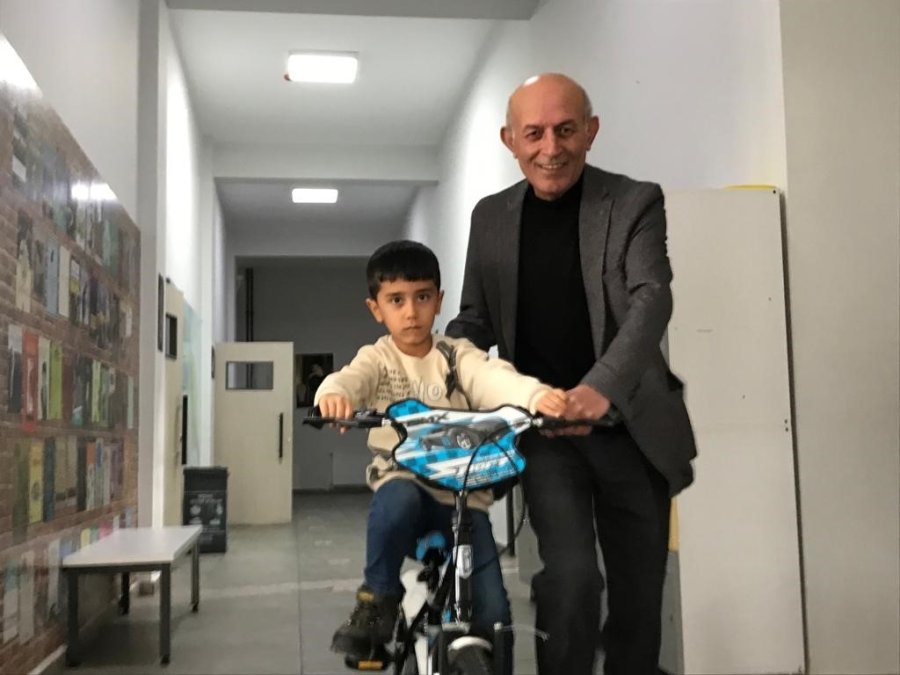 8 Yaşındaki Poyraz Bisiklet Parasını Deprem Bölgesine Yolladı