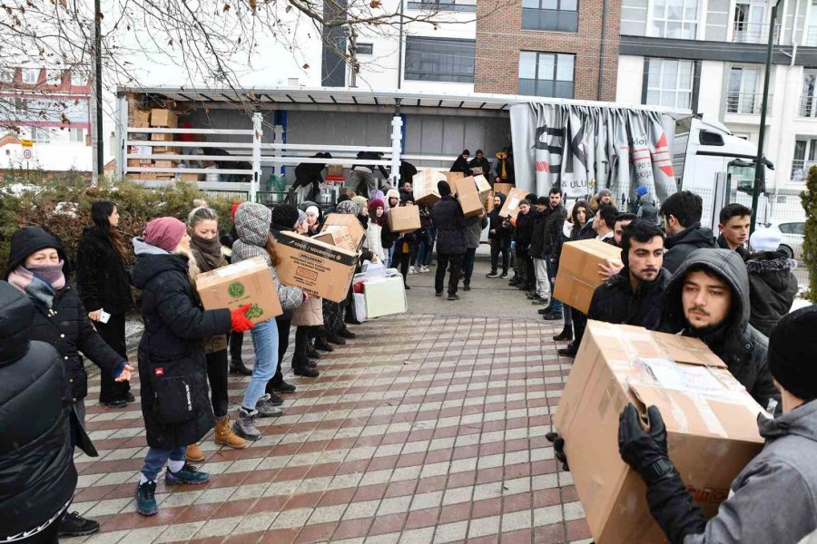 9 Tır Yardım Depremzedelere Ulaştı