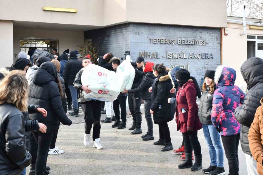 9 Tır Yardım Depremzedelere Ulaştı