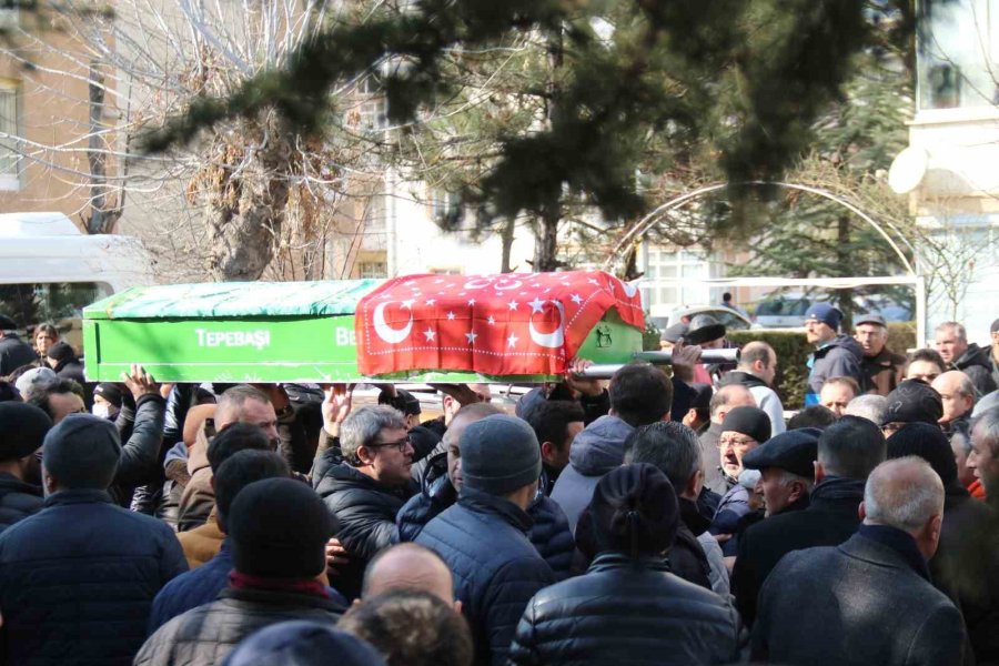 Depremde Hayatını Kaybeden Özlem Öğretmen Ve 5 Yaşındaki Kızı Toprağa Verildi