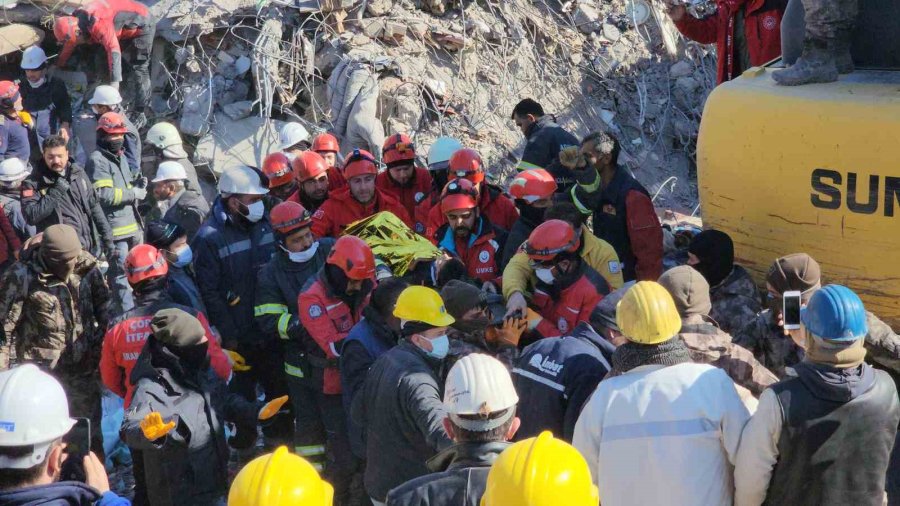 Adıyaman’da 152. Saatte 8 Yaşındaki Ahmet Kurtarıldı