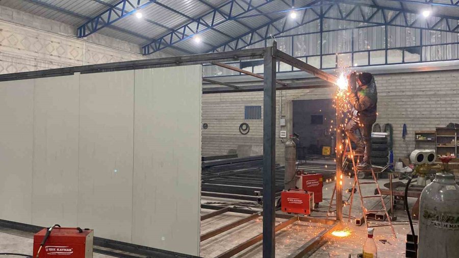 Aksaraylı Sanayi Ustaları Depremzedeler İçin Konteyner Üretiyor