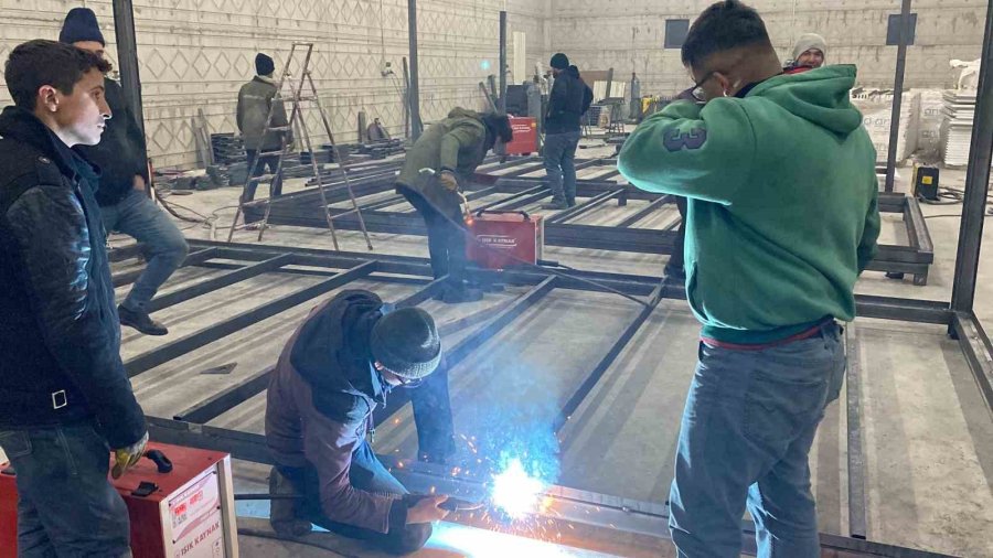 Aksaraylı Sanayi Ustaları Depremzedeler İçin Konteyner Üretiyor