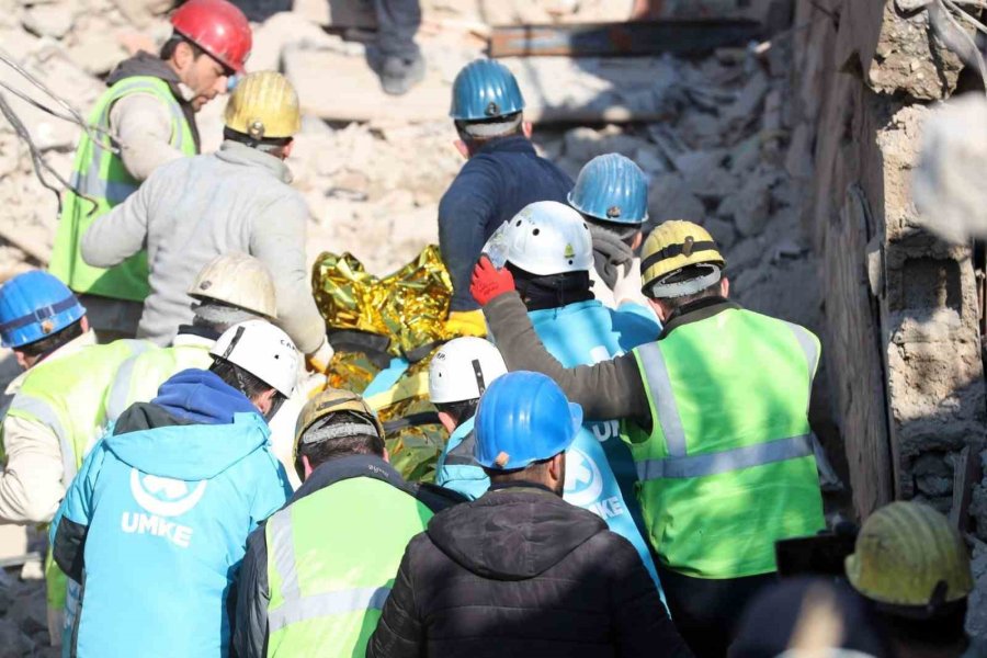 25 Saatlik Çalışma İle 152’nci Saatte Pınar Adlı Çocuğa Canlı Olarak Ulaşıldı