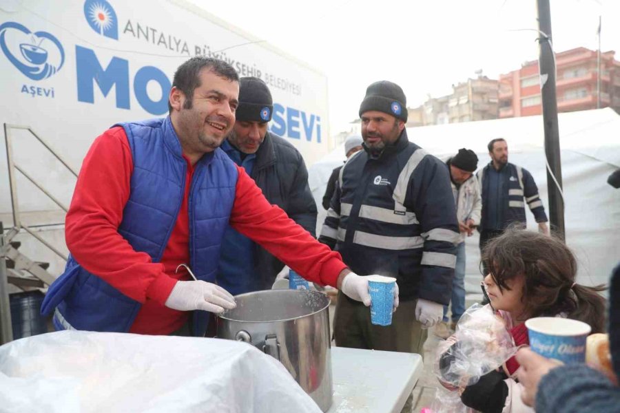 Hatay’da Depremzede Ve Görevli Personele Sıcak Yemek