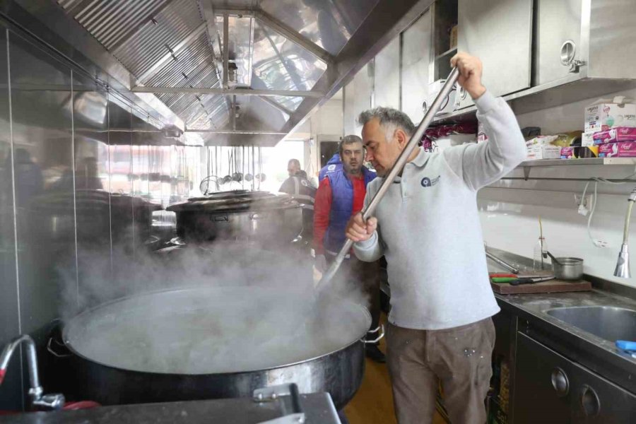 Hatay’da Depremzede Ve Görevli Personele Sıcak Yemek