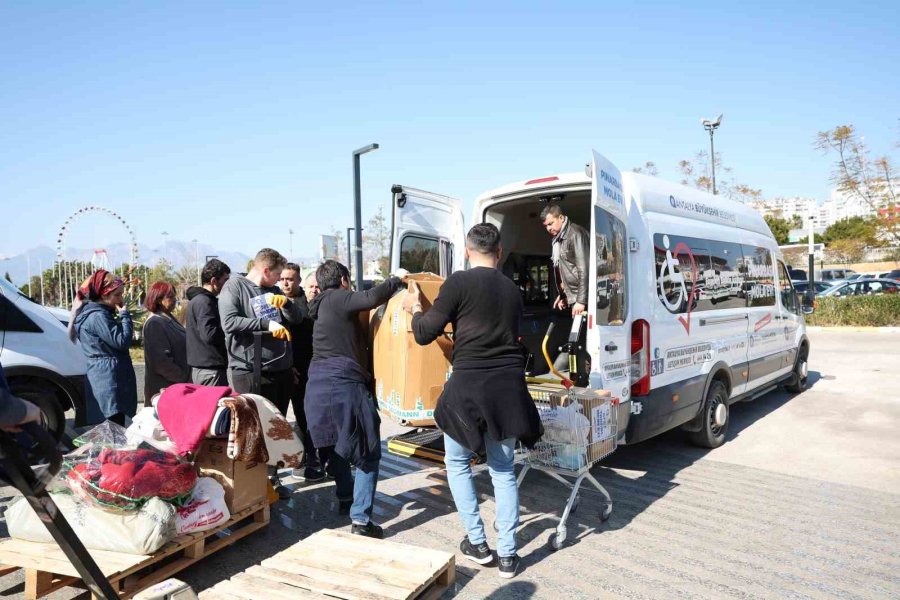 Giyim Bankası Depremzedelerin Hizmetinde