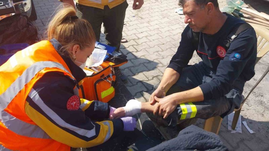 Antalya Büyükşehir Sağlık Ekipleri Depremzedelerin Yaralarını Sarıyor