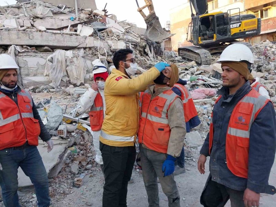 Antalya Büyükşehir Sağlık Ekipleri Depremzedelerin Yaralarını Sarıyor