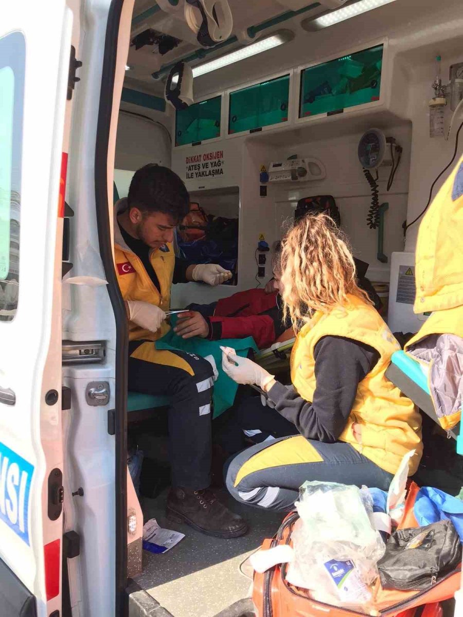 Antalya Büyükşehir Sağlık Ekipleri Depremzedelerin Yaralarını Sarıyor