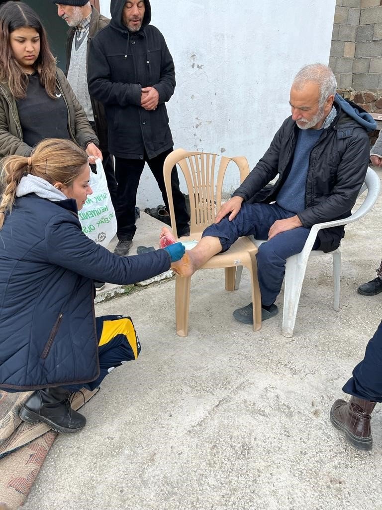 Antalya Büyükşehir Sağlık Ekipleri Depremzedelerin Yaralarını Sarıyor