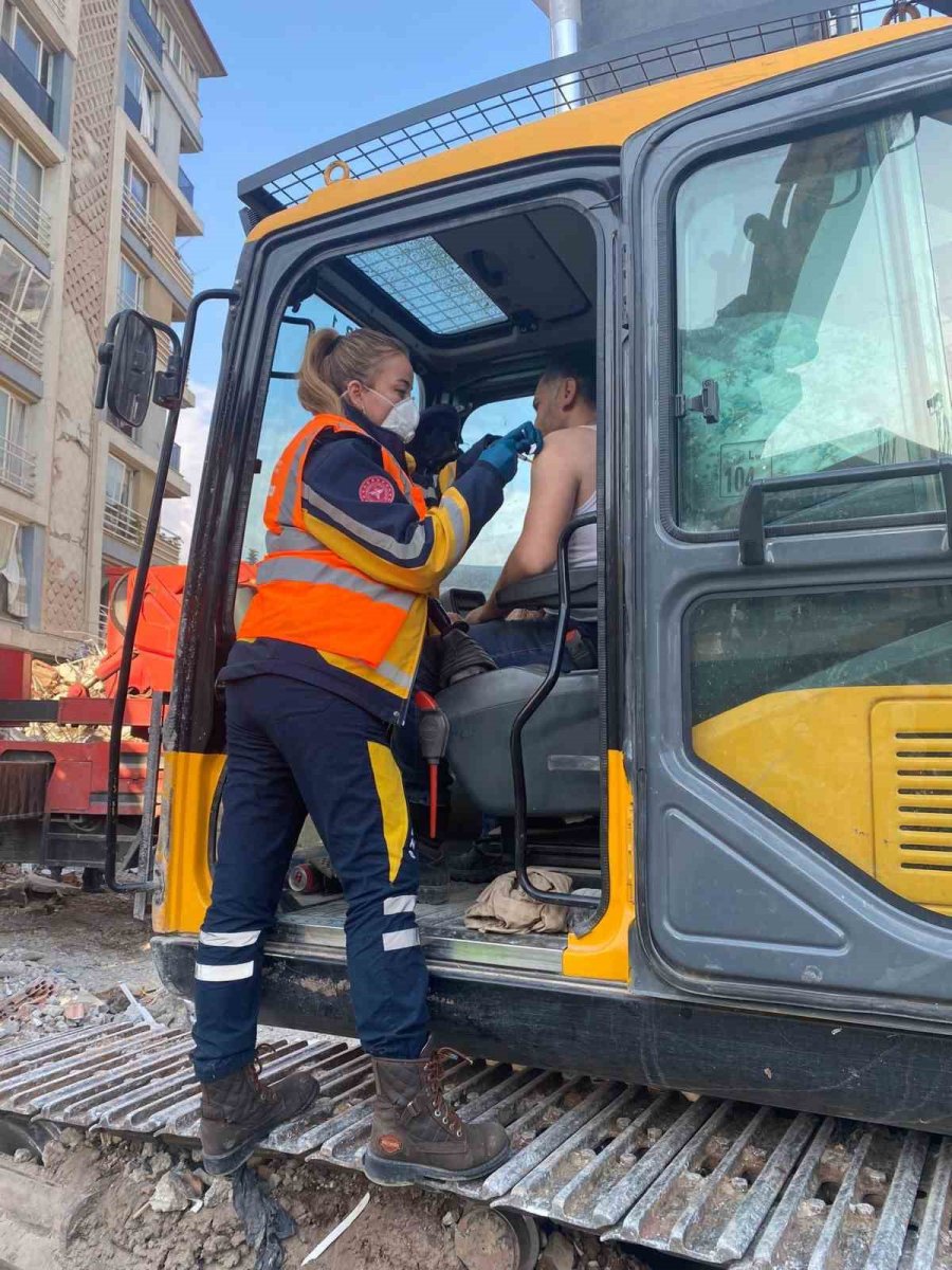 Antalya Büyükşehir Sağlık Ekipleri Depremzedelerin Yaralarını Sarıyor