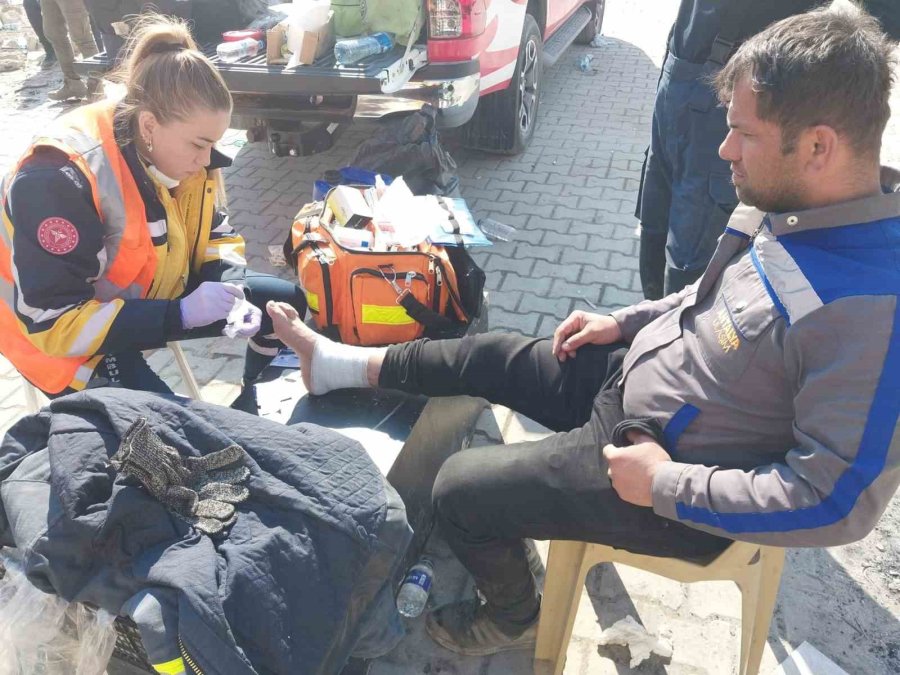 Antalya Büyükşehir Sağlık Ekipleri Depremzedelerin Yaralarını Sarıyor