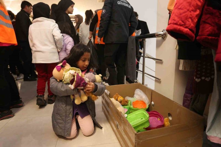 Kepez Sosyal Yardım Merkezi’nden Depremzedeler İçin Yardım Kampanyası