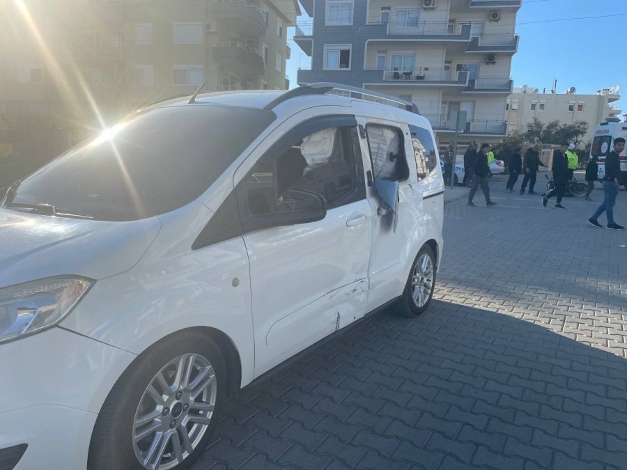 Hafif Ticari Araçla Motosikletin Çarpıştığı Kazada 2 Kişi Ağır Yaralandı