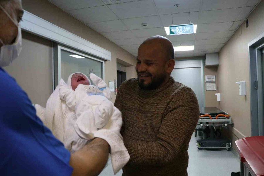 Enkazdan Çıkan Çift 4 Yıldır Bekledikleri Bebeklerine Mersin’de Kavuştu