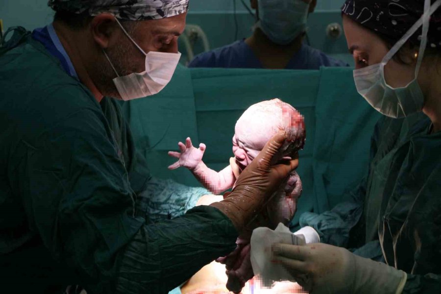 Enkazdan Çıkan Çift 4 Yıldır Bekledikleri Bebeklerine Mersin’de Kavuştu