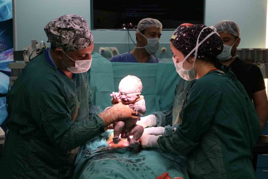 Enkazdan Çıkan Çift 4 Yıldır Bekledikleri Bebeklerine Mersin’de Kavuştu