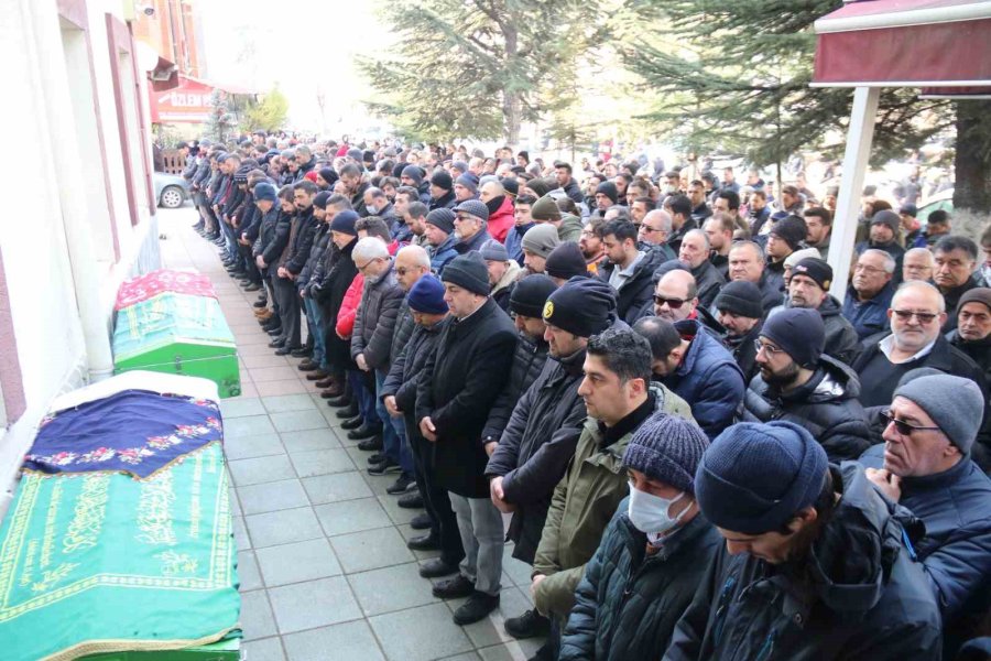 Depremde Hayatını Kaybeden Özlem Öğretmen Ve 5 Yaşındaki Kızı Toprağa Verildi