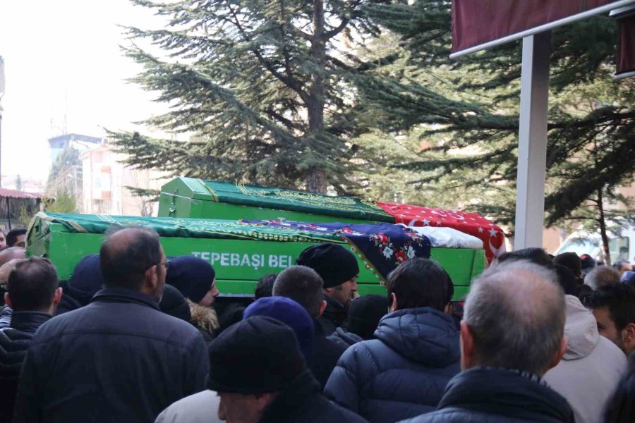 Depremde Hayatını Kaybeden Özlem Öğretmen Ve 5 Yaşındaki Kızı Toprağa Verildi