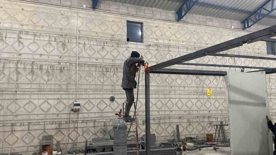 Aksaraylı Sanayi Ustaları Depremzedeler İçin Konteyner Üretiyor