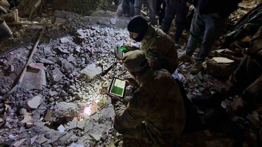 Jandarma 147’nci Saatte Minik Eylül’ü Enkazdan Sağ Olarak Çıkardı