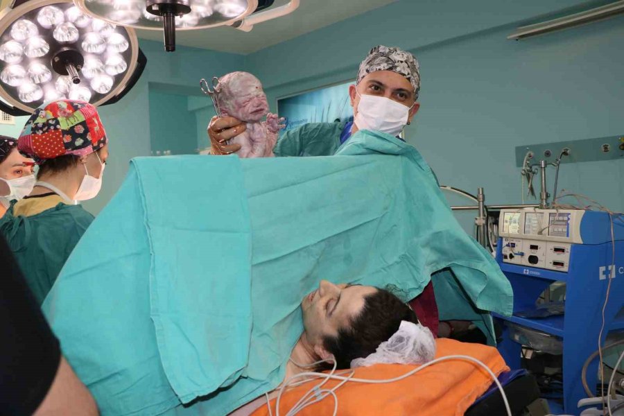 Enkazdan Çıkan Çift 4 Yıldır Bekledikleri Bebeklerine Mersin’de Kavuştu