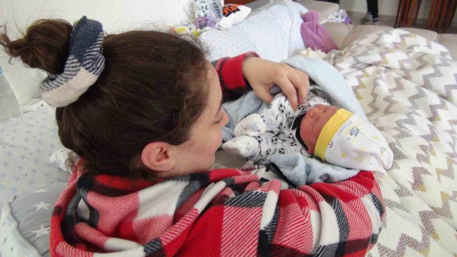 Depremzede Annenin Bebeği Mersin’de Doğdu, Adı ’güney Umut’ Oldu