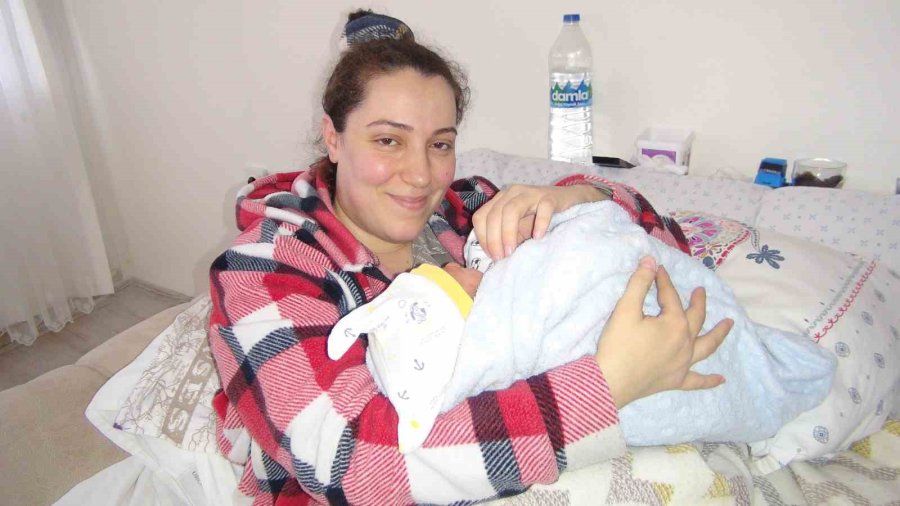 Depremzede Annenin Bebeği Mersin’de Doğdu, Adı ’güney Umut’ Oldu