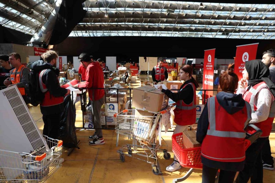 Giyim Bankası Depremzedelerin Hizmetinde