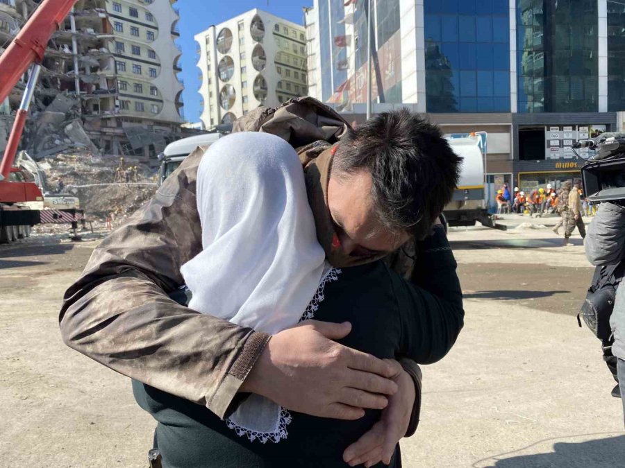 Enkazdan Sağ Çıktı, Güvenlik Güçlerine Sarıldı