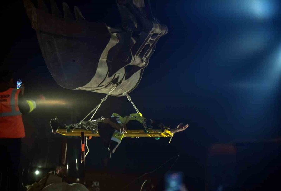 140 Saat Sonra İnanılmaz Kurtuluş: 27 Yaşındaki Muhammed Tekbirlerle Çıkarıldı