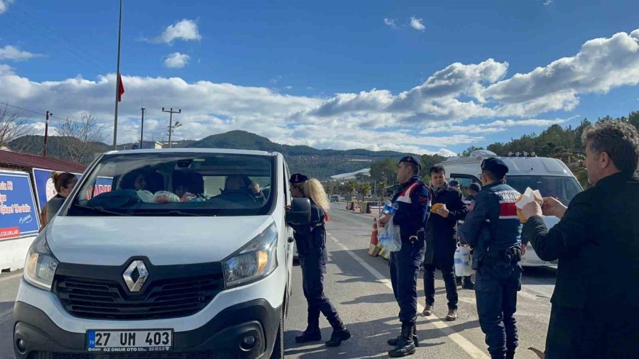 Jandarma Ekipleri Depremzedelere Yiyecek Ve İçecek İkramı Yapıyor