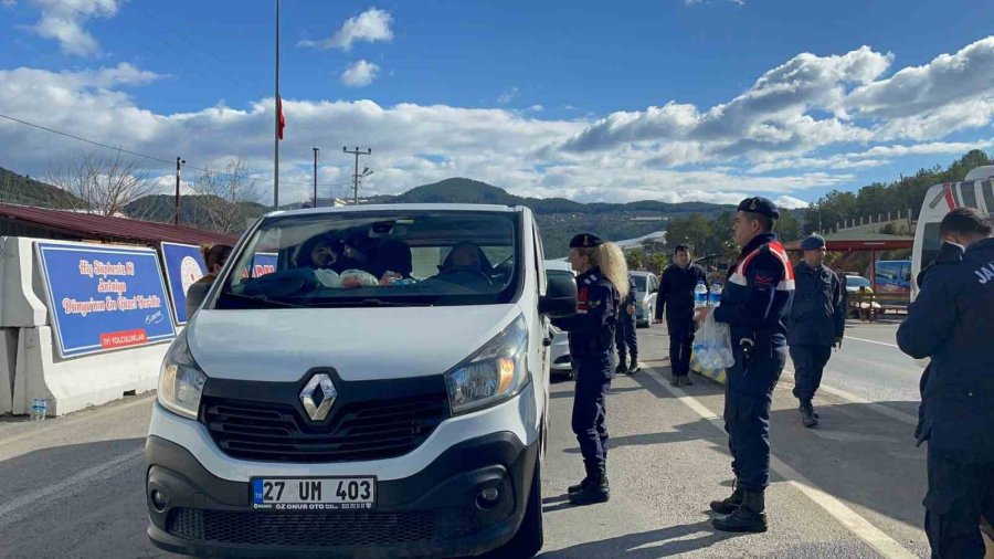 Jandarma Ekipleri Depremzedelere Yiyecek Ve İçecek İkramı Yapıyor