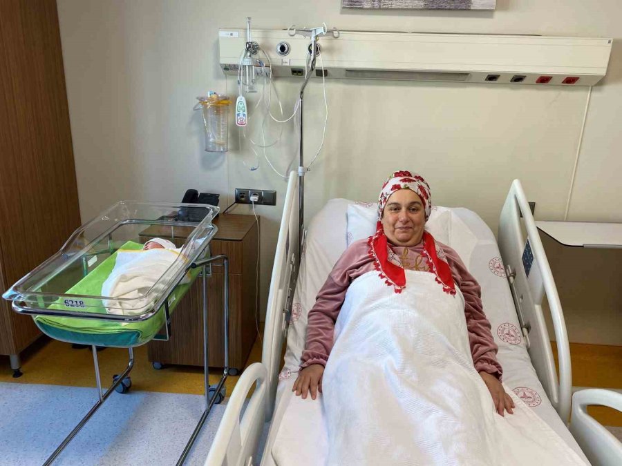 Hatay Depreminden Kaçan Hamile Kadın, "ömür" İsmini Verdiği Bebeğini İstanbul’da Kucağına Aldı